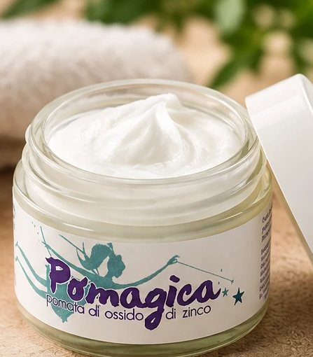 Vasetto di Pomagica aperto, con la consistenza cremosa della pomata in evidenza