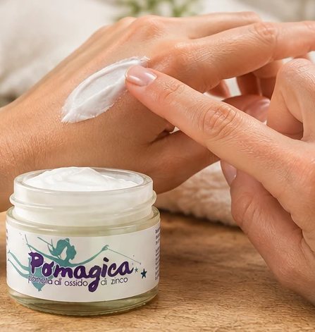 Pomagica applicata sul dorso della mano, in un velo sottile