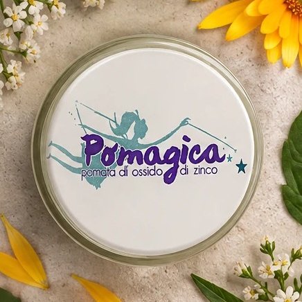Vasetto di Pomagica chiuso, visto dall'alto, con il logo tra i fiori